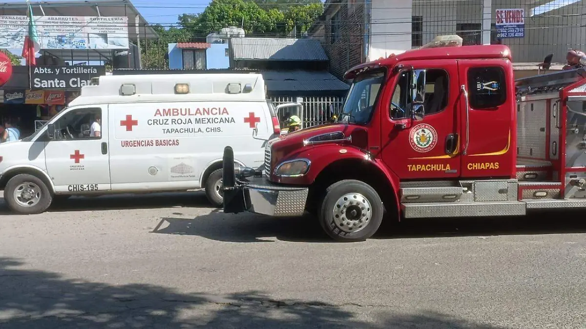 Unidad de bomberos y ambulancia de cruz roja